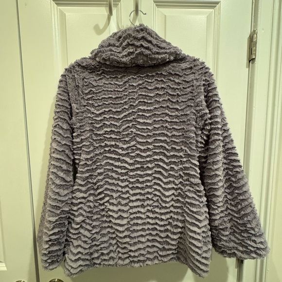 ~Soft, Textured Patagonia 2 Button Coat~ 
*Girls XL (14)* fits Women’s PETITE XS - Picture 4 of 10